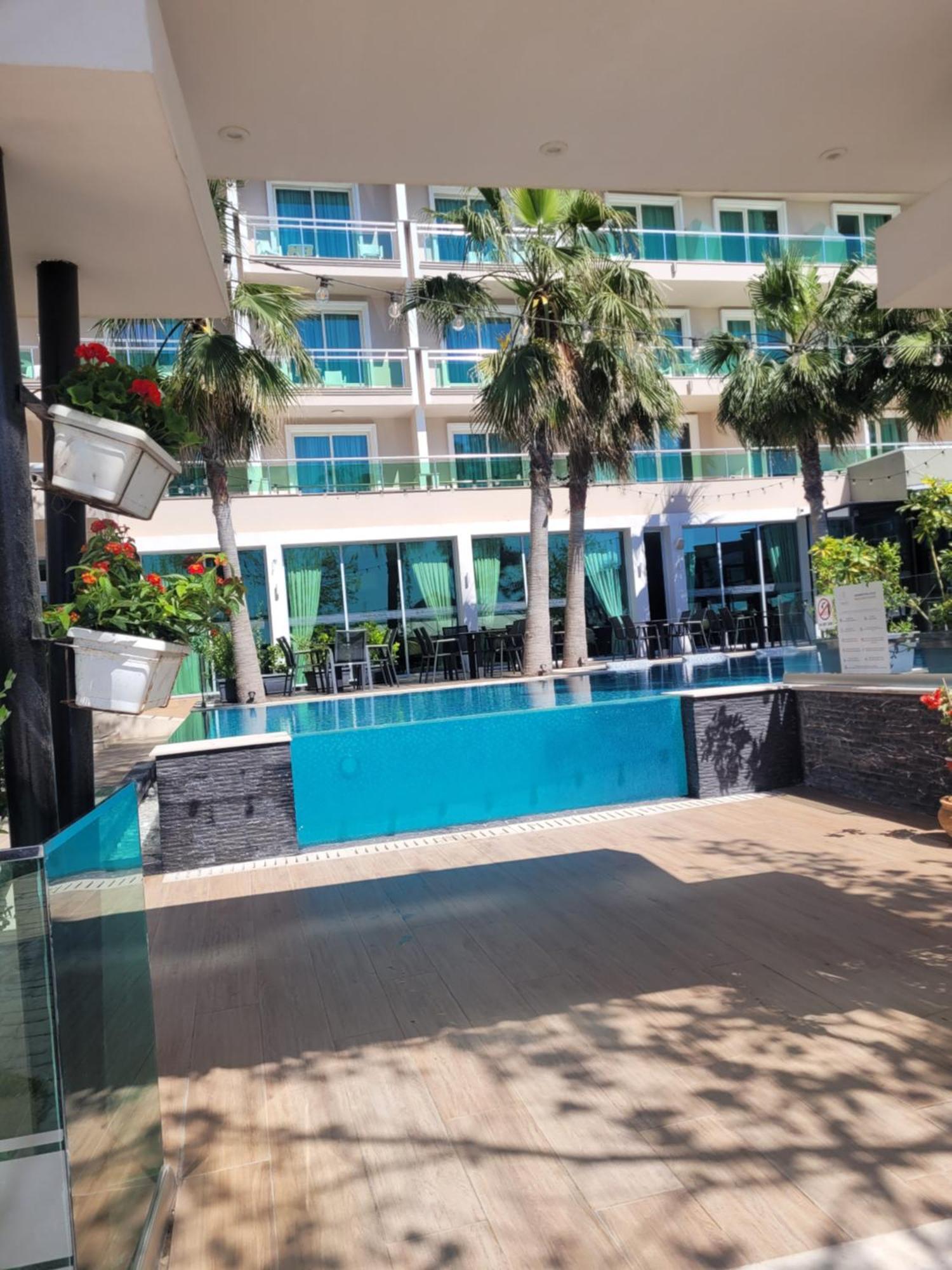 Orange Apartment Golem  Exterior photo