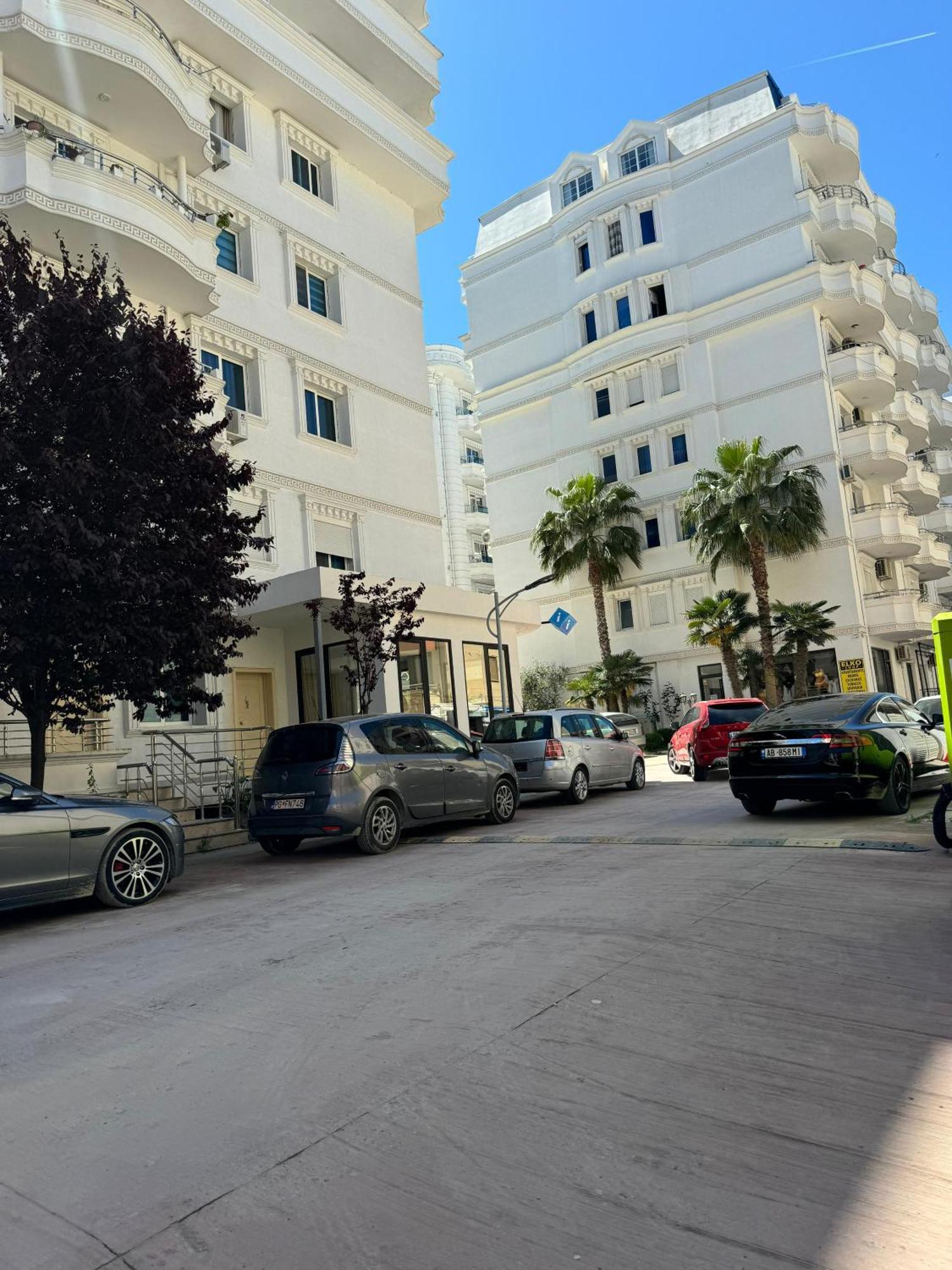 Orange Apartment Golem  Exterior photo