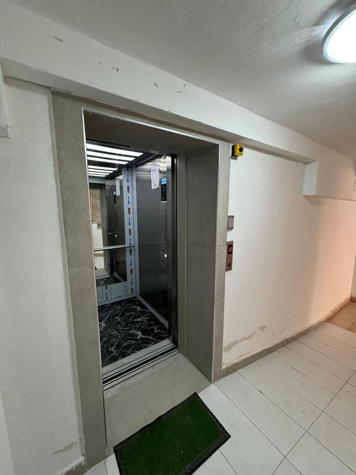 Orange Apartment Golem  Exterior photo
