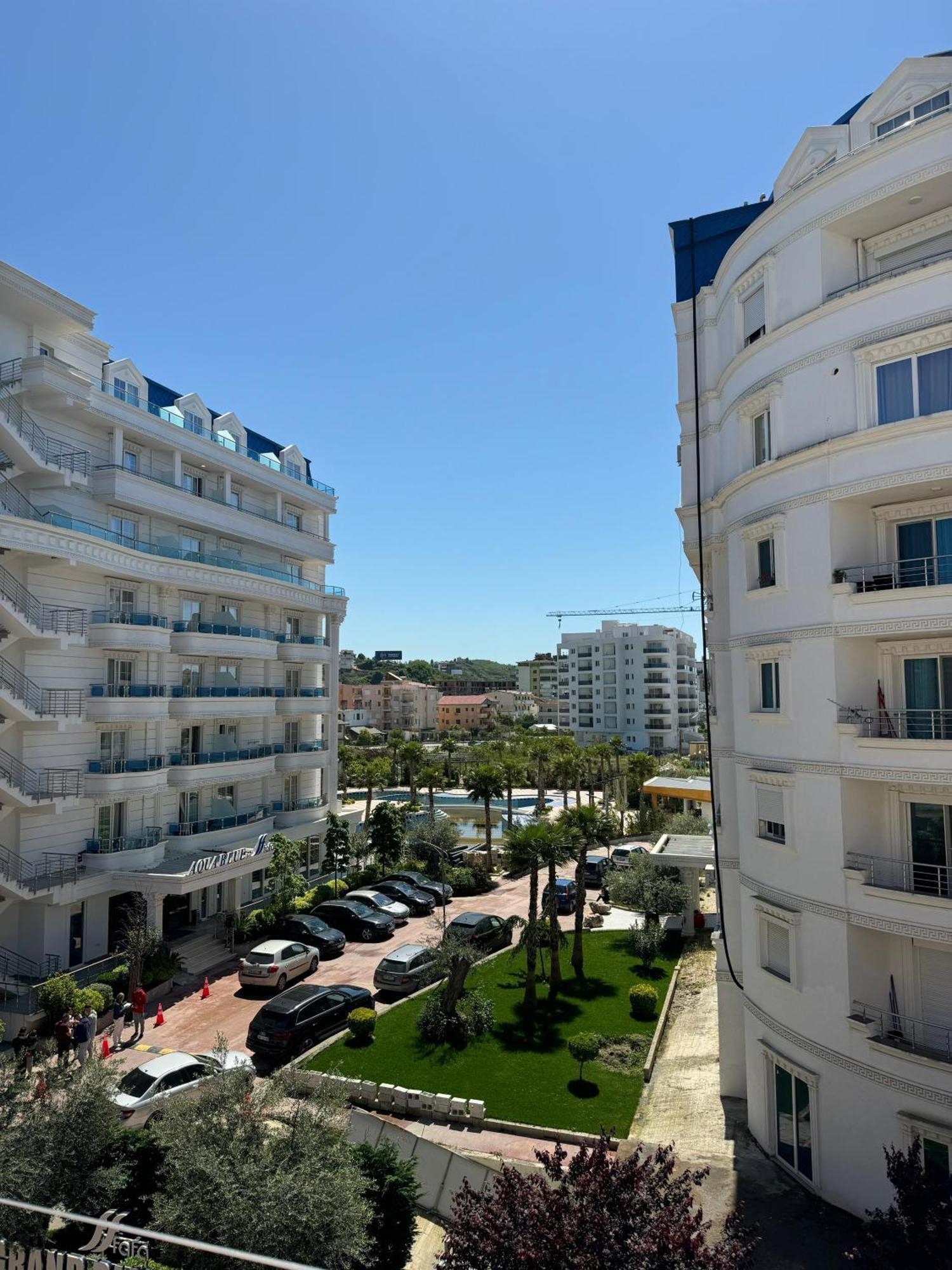 Orange Apartment Golem  Exterior photo