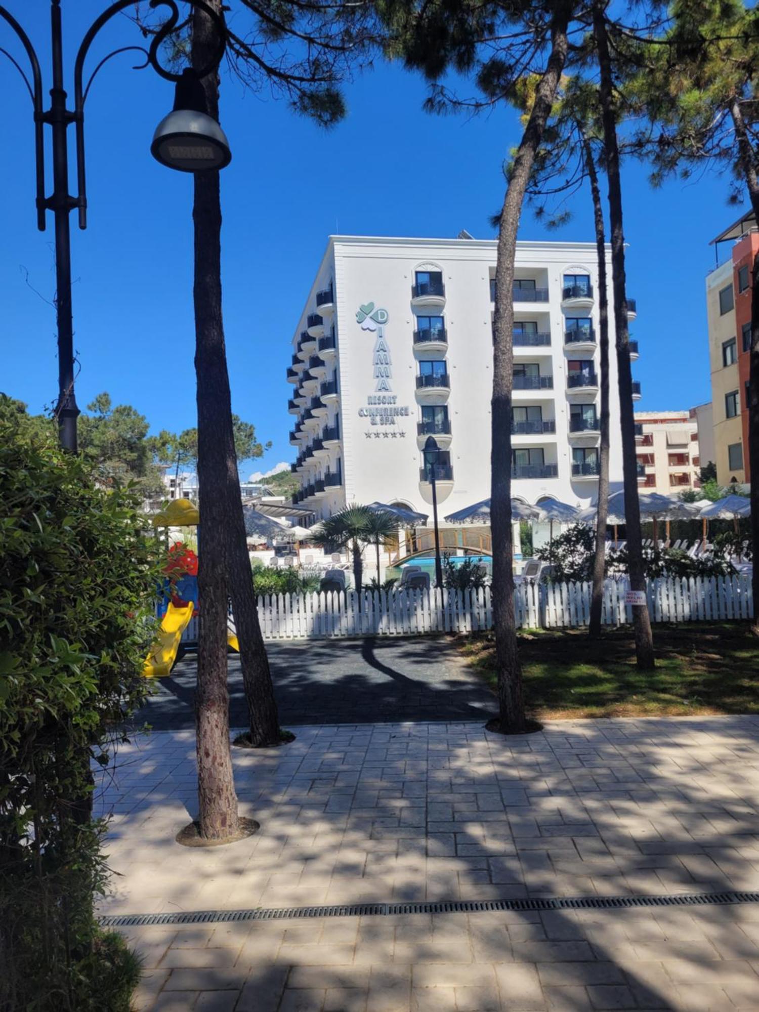 Orange Apartment Golem  Exterior photo